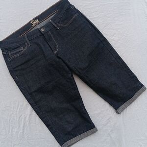 DIVA Old Navy Knee Length Dark Rinse Capru Jeans 8 Regular
